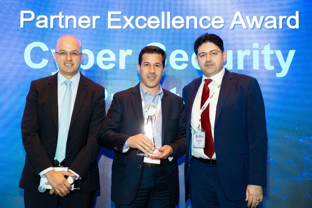 Accepting the award, left to right: Zaidoun Arbad, Chief Operating Officer StarLink; Mohieddin Kharnoub, Snr. Division Manager, CPT; Mahmoud Nimer, General Manager StarLink Photo credit: CPT