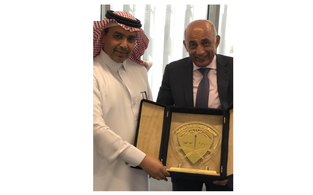 Bashar Hawwari, President of MDS-CS, accepts the trophy award from Mohammad Al Rasheed, General Directorate of Communications and Security Systems, Ministry of the Interior. Photo credit: MDS-CS