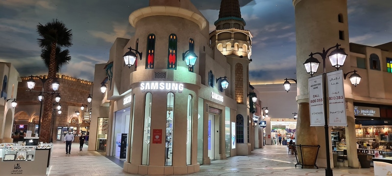 Highly trained Samsung Consultants understand customer needs in detail and recommend the most suitable products to match individual lifestyles. Photo credit - MDS Mobile