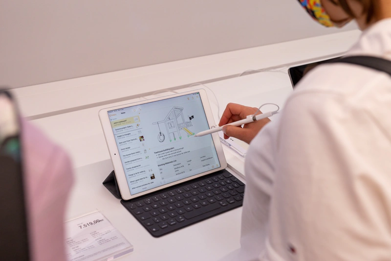 iSTYLE customers can get individually-tailored advice about getting started with Apple devices. Photo credit: iSTYLE