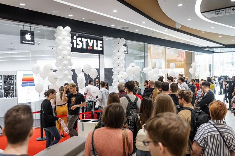 Apple launches generate big crowds. This iSTYLE store is an Apple Premium Reseller, a guarantee of the very best service, prices and skilled help from the store team. Photo credit - iSTYLE