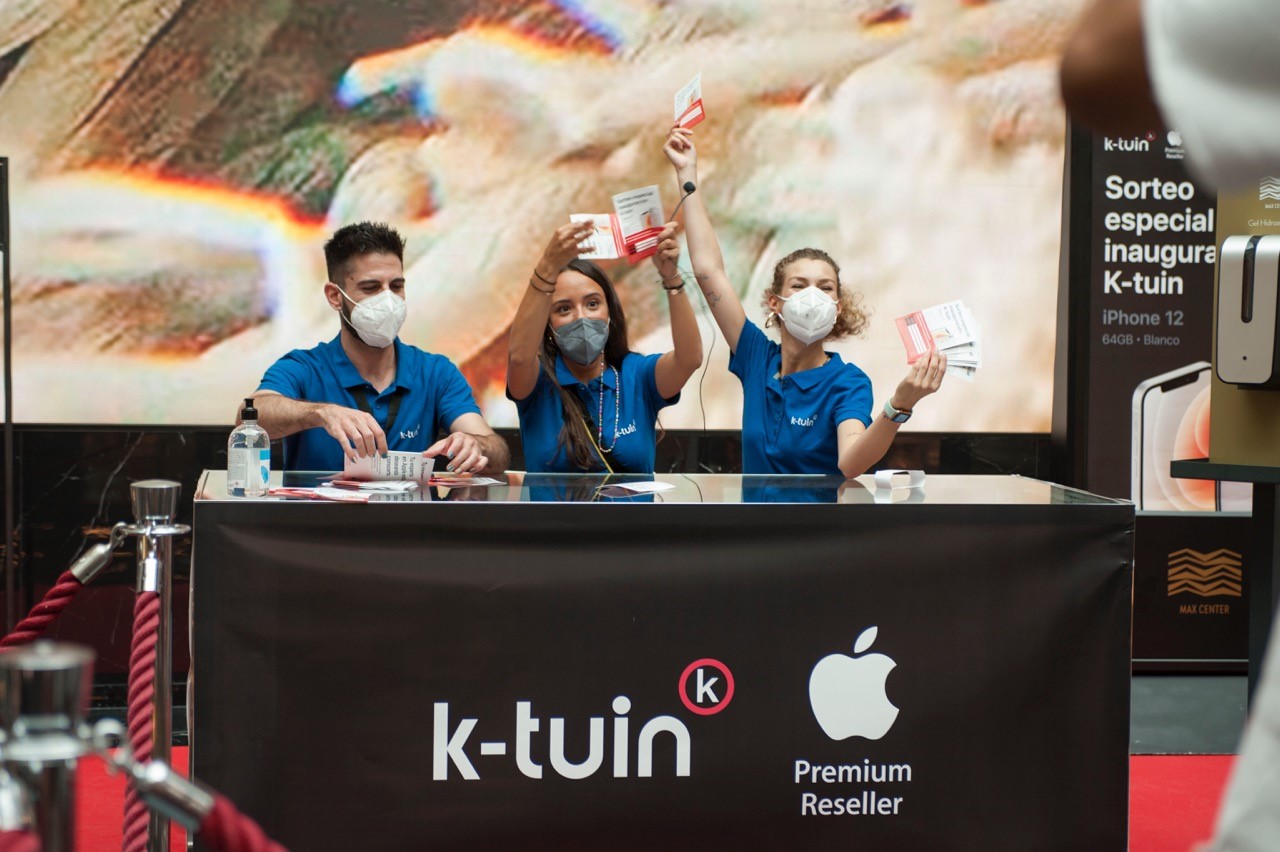 Apple fans are loyal and follow the launch of every new model. The K-tuin team make sure there's a big buzz at Barakaldo. Photo credit - K-tuin