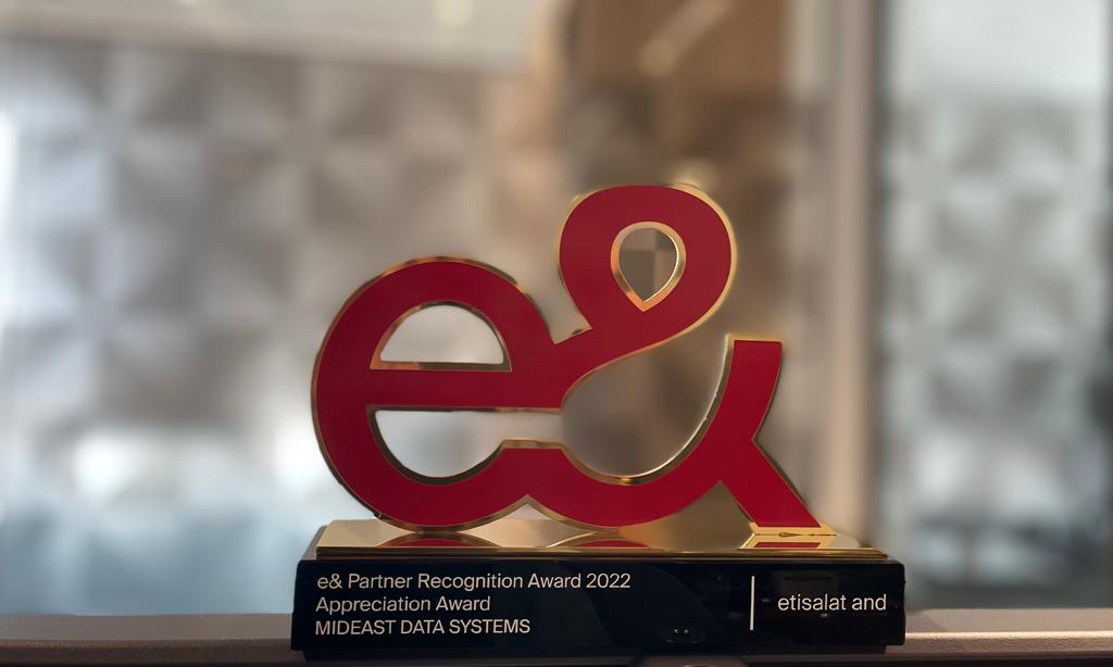 an award trophy with the letters e& on it