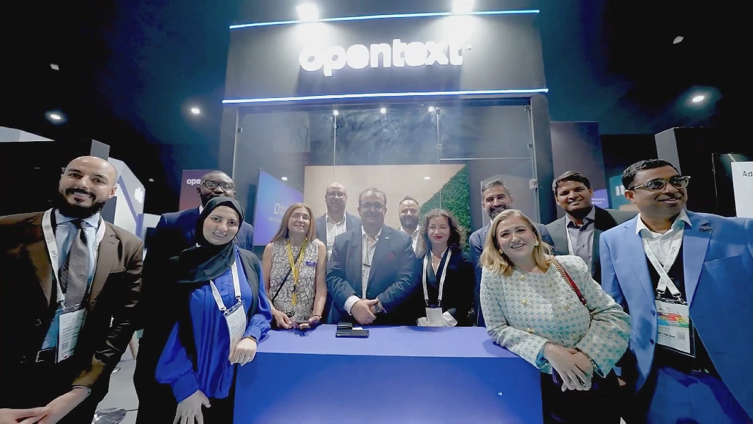 12 people in a group photo at a technology event