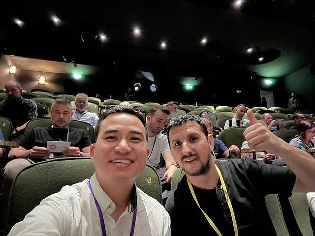 Deux hommes sont vus en un selfie dans un auditorium 