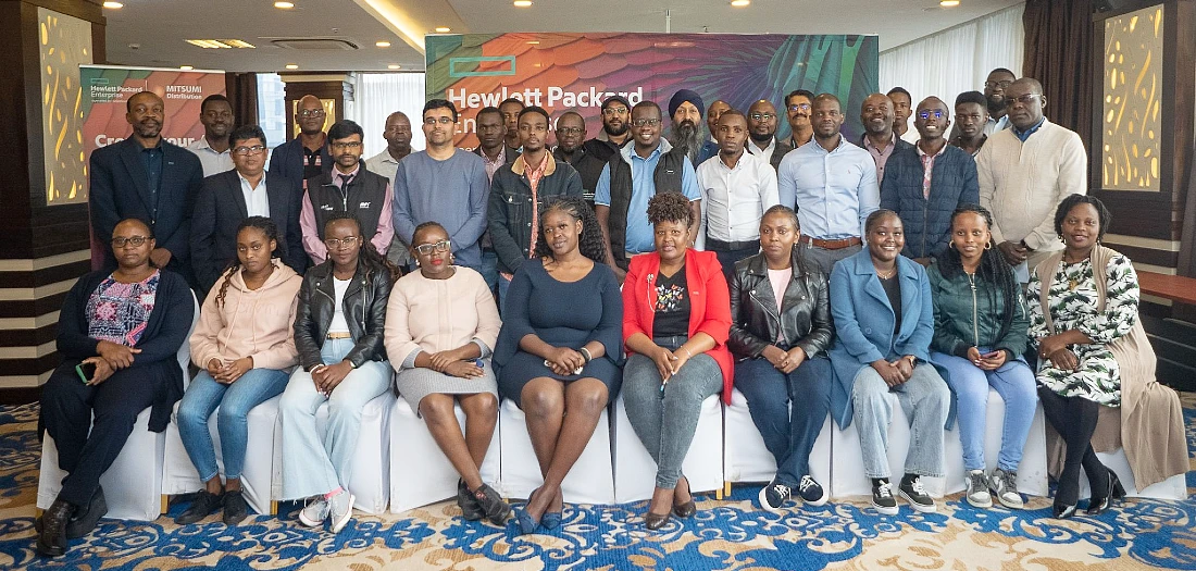 une photo de groupe de personnes réunies lors d'un événement technologique