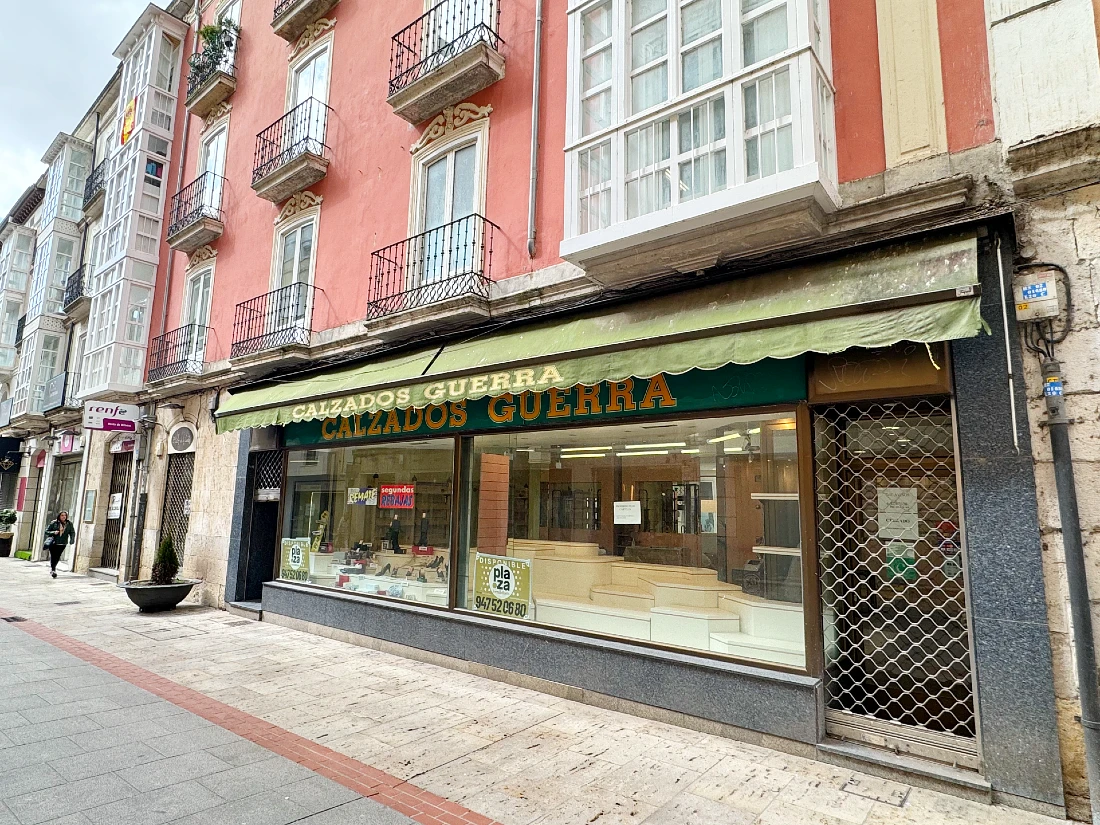 Vue extérieure d'une devanture de magasin à l'ancienne