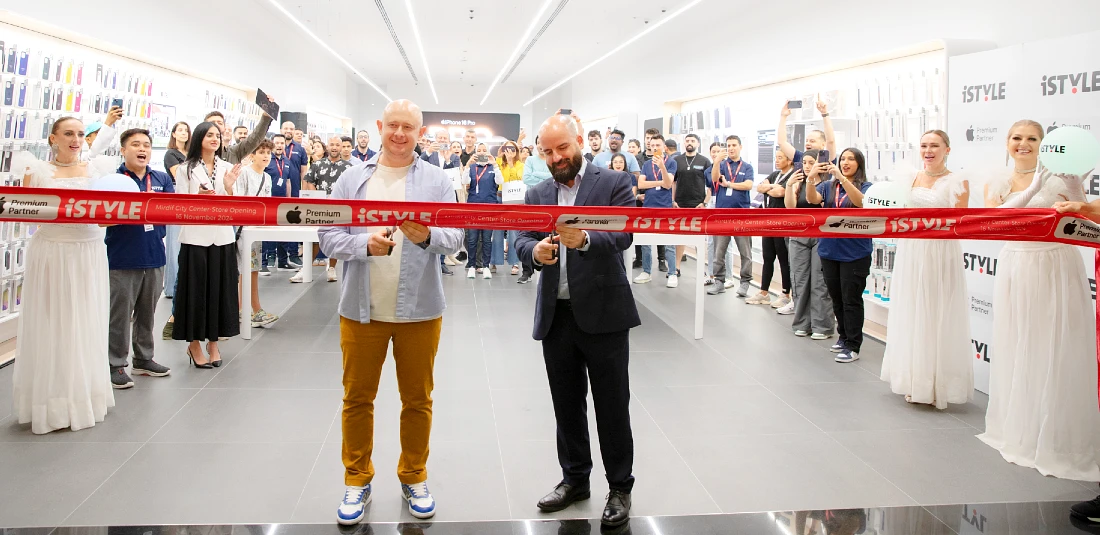 on voit deux hommes couper un ruban rouge pour ouvrir un nouveau magasin